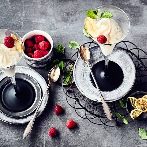 Nicht nur für die nächste Silvesterparty gedacht - auch für den Sommer ein Highlight: Erfrischendes Sorbet mit Champagner und Zitrone, garniert mit Limettenchips.