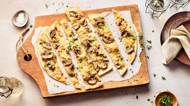 Champignon-Käse-Flammkuchen