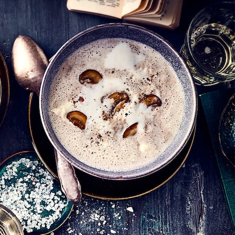 Frische Pilze, feinstes Anisaroma, Sahne und Frischkäse – kochen Sie unsere Champignoncremesuppe mit Pernod als Vorspeise oder Hauptgericht.