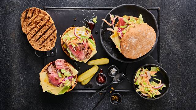 Cheese-Steak-Burger mit Coleslaw