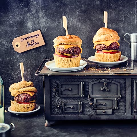 Schon einmal Cheeseburger in Muffinform ausprobiert? Die American Stlye Muffins unbedingt warm servieren und verzehren!