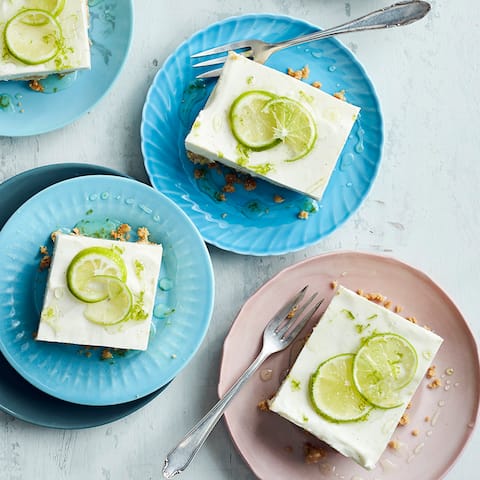 Knuspriger Butterkeksboden mit einer köstlichen Frischkäse-Quark-Creme, Limetten und Holunderblütensirup ergibt unseren Cheesecake mit Limetten.