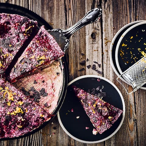 Versüßen Sie sich mit dieser fruchtigen Erfrischung den Sommer! Unser Rezept für eine saftige Chia-Kirschtorte kommt dabei ganz ohne Milchprodukte aus und ist auch für Veganer geeignet.