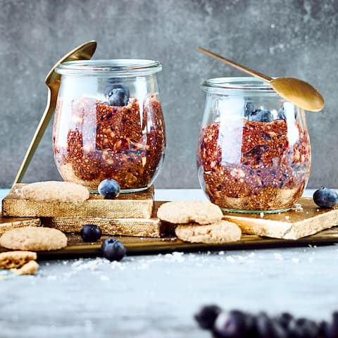 Köstlich zum Frühstück oder als Dessert: Pudding aus Chia-Samen, Joghurt und Milch mit frischen Beeren und gerösteten Haferflocken.