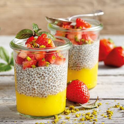 Suchen Sie ein Rezept für ein veganes Dessert? Probieren Sie unseren Vanille-Pudding aus Chiasamen, Soja-Reis-Drink, Agavendicksaft und frischer Mango mit einem Topping aus Erdbeeren und gehackten Pistazien – fertig in 40 Minuten!