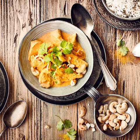 Das Chicken Korma, eine Art Hähnchencurry, ist noch nicht ganz so bekannt wie Chicken Tikka. Zu Unrecht! Probieren Sie es selbst und Sie werden begeistert sein von der feinen Aromatik des Gerichtes! 
