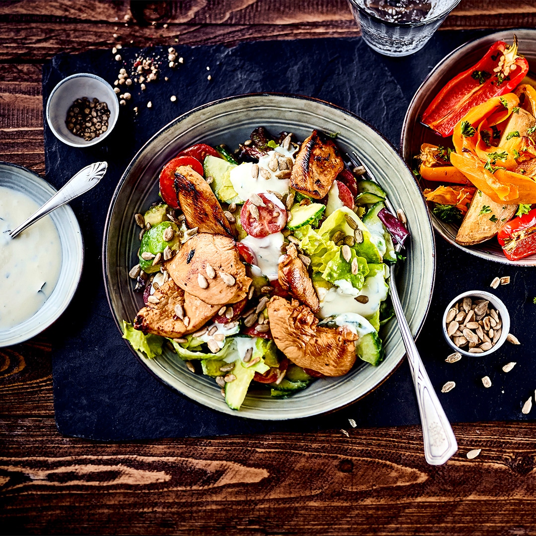 Chicken-Salad mit Ofengemüse und Joghurt-Dip