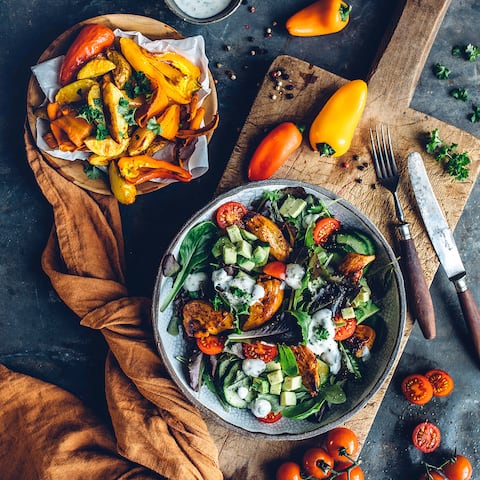 Ob für den Sommer beim Grillen oder als gesundes Abendessen mit vielen frischen Zutaten: Unser Chicken-Salad mit Ofengemüse schmeckt super frisch und knackig und ist herrlich aromatisch. 