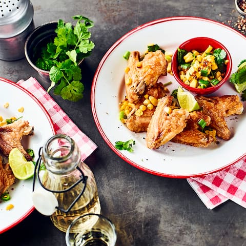 Bei knusprig gegrillten Hähnchenflügeln, beginnt ein großer Knabberspaß – Probieren Sie unser Rezept für köstliche Chicken Wings mit Maissalat aus!