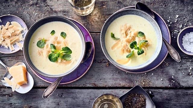 Chicoréesuppe mit Parmesan