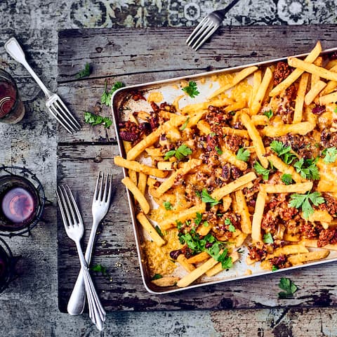 Vorsicht, heiß und extrem lecker! Frisch aus dem Ofen kommen die Chili Cheese Fries: Selbstgemachte Pommes mit Chili con Carne und Cheddar überbacken!