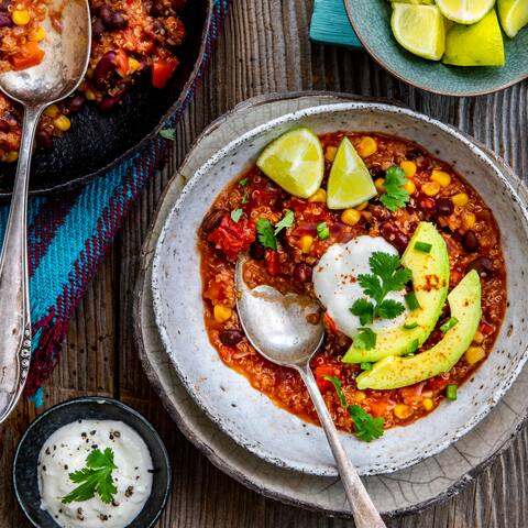 Ein Klassiker der vegetarischen Küche: Unser Rezept für Chili sin Carne lässt Sie sicherlich öfter auf Hackfleisch verzichten. 