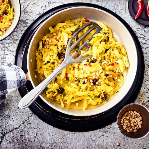 Kohlpfanne mal anders, und zwar mit Chinakohl, Chili und Rosinen. Frische Minze belebt den Kohl mit ganz viel Frische.