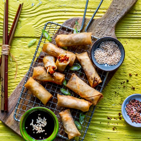 Die kleinen, auch Loempia genannten, chinesischen Frühlingsrollen können hervorragend als Vorspeise oder aber auch als Hauptgericht mit Beilage serviert werden. 