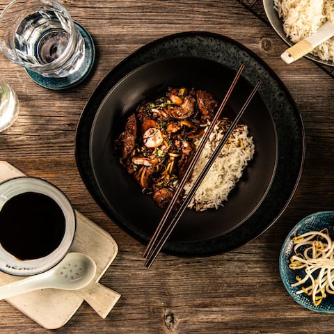 Allerlei verschiedenes Gemüse, feine Streifen von Fleisch und kräftige Soßen sind Bestandteil eines leckeren Chop Suey. Einfach einmal ausprobieren!