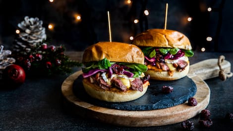 Burger gehen immer? Auch zu Weihnachten? Aber klar! Probieren Sie doch einmal unseren Christmas-Burger mit Entenbrust, Camembert, Preiselbeeren und Rotkraut