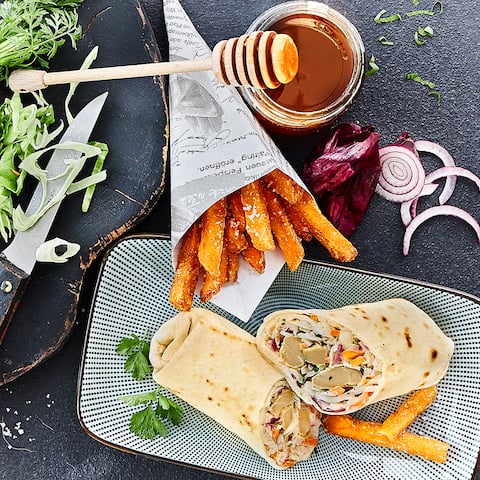 Entdecken Sie unser Rezept für leckere Wraps, gefüllt mit knackigem Coleslaw und veganem Fleischersatz – ein Genuss ganz ohne Fleisch.