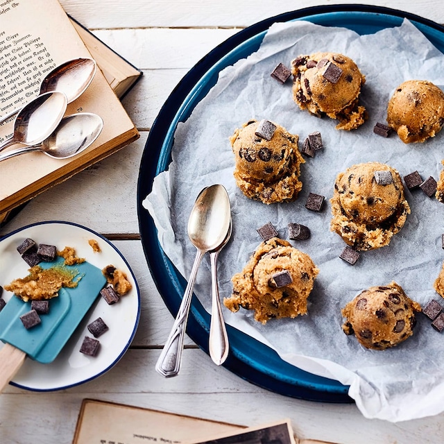 Wer wollte früher beim Plätzchenbacken mit Oma nicht immer die Teigschüssel auslecken? Sicherlich wir alle! Mit unserem Rezept für Cookie Dough ist das jetzt immer und jederzeit möglich. Ganz einfach und schnell!