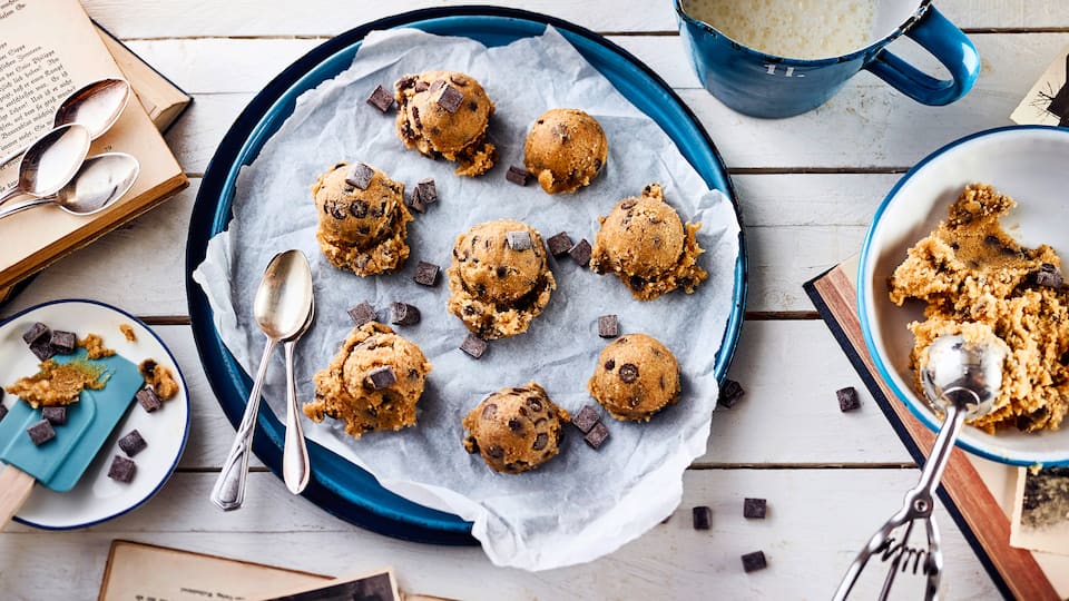 Wer wollte früher beim Plätzchenbacken mit Oma nicht immer die Teigschüssel auslecken? Sicherlich wir alle! Mit unserem Rezept für Cookie Dough ist das jetzt immer und jederzeit möglich. Ganz einfach und schnell!