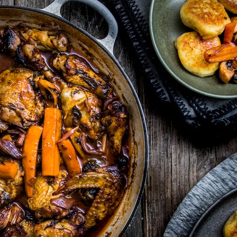 Hähnchen in Wein wird regional unterschiedlich gekocht – der Landhausklassiker richtet sich in seiner Vielfalt nach internationalen Geschmacksvorlieben und Weinsorten. Lassen Sie sich das Coq au Vin Rouge mit frischen Kartoffeltalern schmecken. 