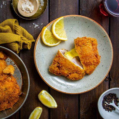 Unsere Version des Cordon Bleus wird mit leckerem Pancetta und würzigem Bergkäse gefüllt, lecker paniert und anschließend knusprig gebraten!