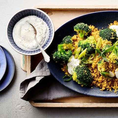 Zaubern Sie mit unserem Rezept einen Hauch von Orient auf den Tisch: Probieren Sie unsere Couscous-Pfanne mit Curry, Brokkoli und Frühlingszwiebeln! Dazu gibt's einen leckeren Limetten-Schmand-Dip!