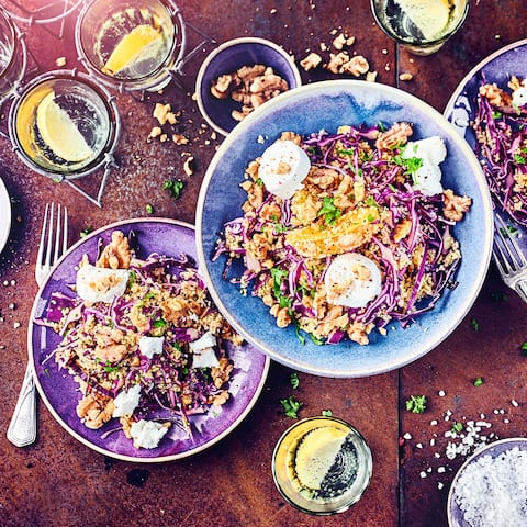 Winterlicher Salat mit Pep: Unser fruchtiger Couscous-Salat mit Orange, Rotkohl und Ziegenfrischkäse wird Sie begeistern.