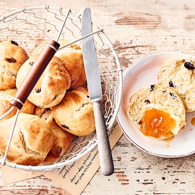 Lust auf Süßes? Probieren Sie unser Rezept für Cranberry-Brötchen unbedingt aus – knusprig gebacken mit getrockneten Cranberries und Eigelb-Milch-Kruste!