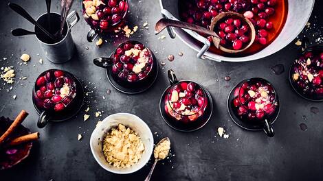 Fruchtiger Punsch ohne Alkohol mit Cranberry-Nektar und frischen Cranberries.