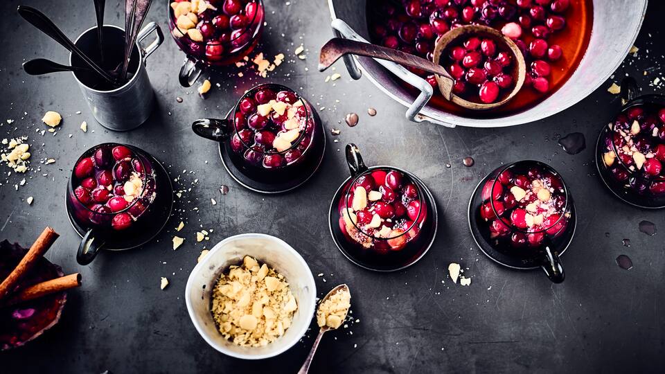 Fruchtiger Punsch ohne Alkohol mit Cranberry-Nektar und frischen Cranberries.