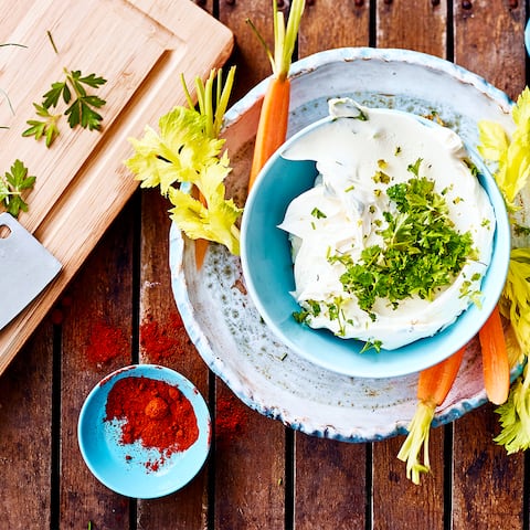 Bereiten Sie in nur 15 Minuten einen cremigen Käsedip zu. Probieren Sie unser Rezept aus und kombinieren Sie den Cream-Cheese-Dip nach Belieben.
