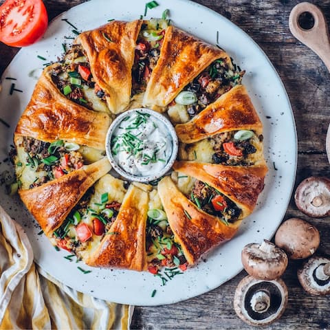 Croissant-Ring mit Rührei-Käse-Füllu