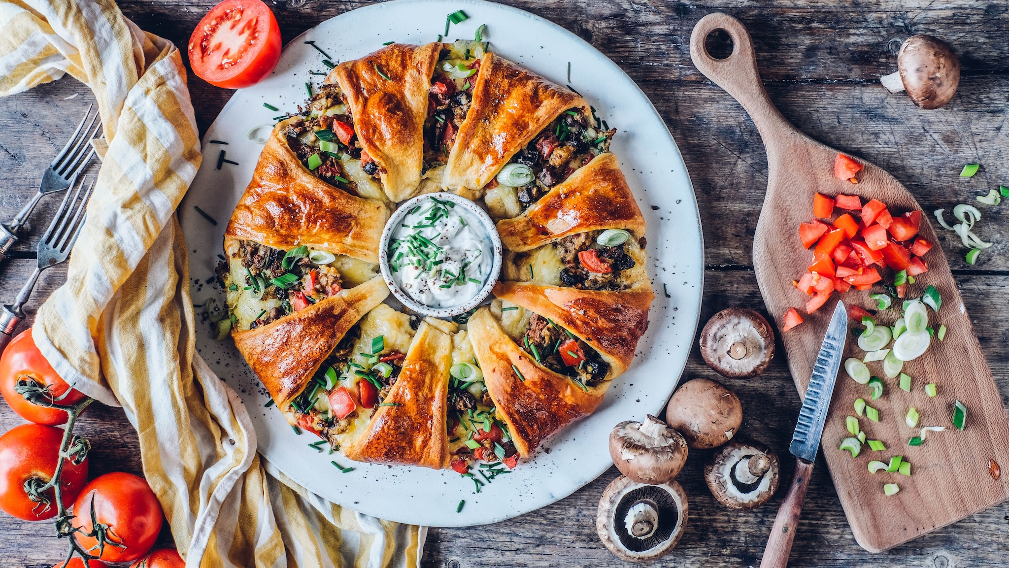 Croissant-Ring mit Rührei-Käse-Füllung