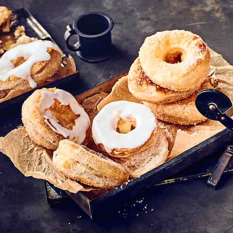 Sie lieben Donuts und Croissants? Dann probieren Sie doch einfach einmal die Kombination aus beiden Leckereien: den Cronut. Unser Rezept zeigt, wie es geht!