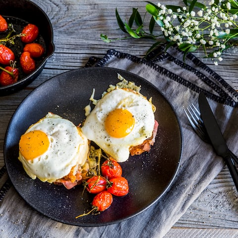 Nicht nur die Franzosen lieben ihre Sandwich-Variante: Ein klassischer Croque Madame mit Käse, Schinken und Spiegeleiern und dazu ganz einfach zubereitet. Ob als schnelles Mittag- oder Abendessen oder als Snack zwischendurch. 