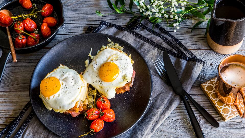 Nicht nur die Franzosen lieben ihre Sandwich-Variante: Ein klassischer Croque Madame mit Käse, Schinken und Spiegeleiern und dazu ganz einfach zubereitet. Ob als schnelles Mittag- oder Abendessen oder als Snack zwischendurch. 