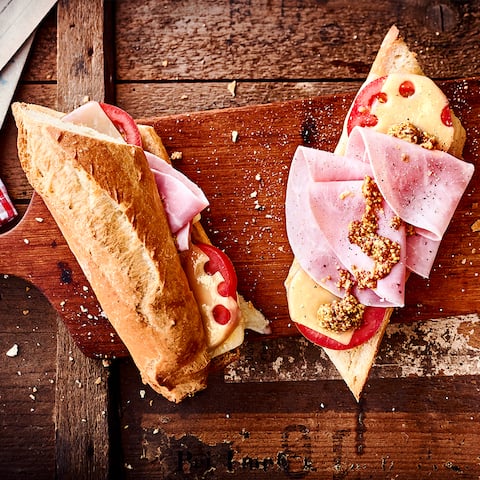 Ob als Sandwich oder Baguette: Der Croque Monsieur wird mit Schinken, Tomate und viel Käse belegt und ist ein lecker Snack für Zwischendurch. 