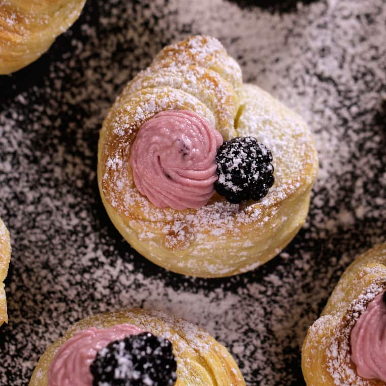 Cruffin mit Brombeerfrosting