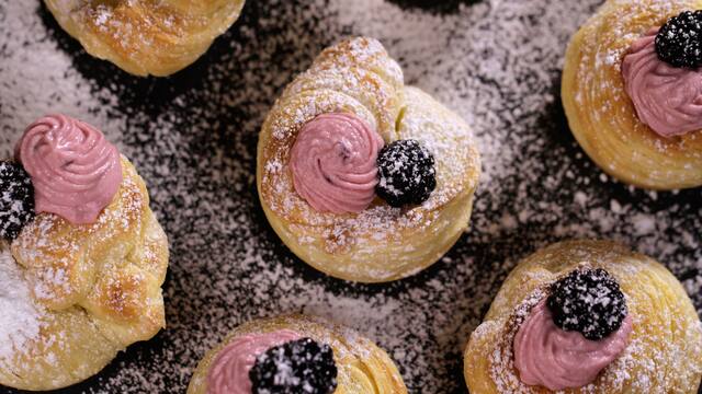 Cruffin mit Brombeerfrosting