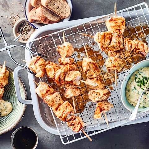 Diese pikante Zwischenmahlzeit ist schnell zubereitet: Probieren Sie unsere Hühnchen-Spieße in einer Marinade aus Currypaste, Sesamöl und Sojasoße an fruchtigem Aprikosen-Senf-Schmand-Dip – fertig in 40 Minuten!