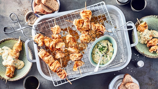 Diese pikante Zwischenmahlzeit ist schnell zubereitet: Probieren Sie unsere Hühnchen-Spieße in einer Marinade aus Currypaste, Sesamöl und Sojasoße an fruchtigem Aprikosen-Senf-Schmand-Dip – fertig in 40 Minuten!