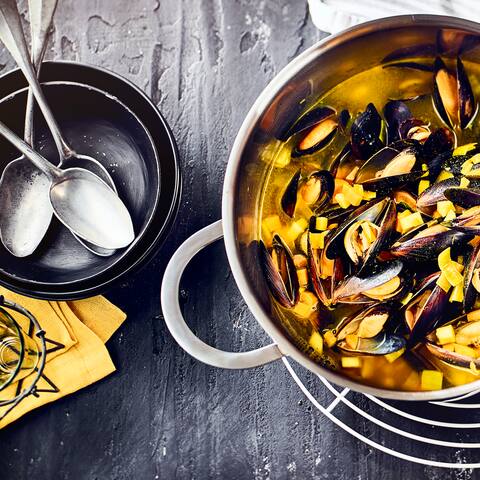 Verwöhnen Sie Ihre Gäste mit einer delikaten Muschelsuppe. Gemüse und Curry verleihen unserem Gericht eine asiatische Note.