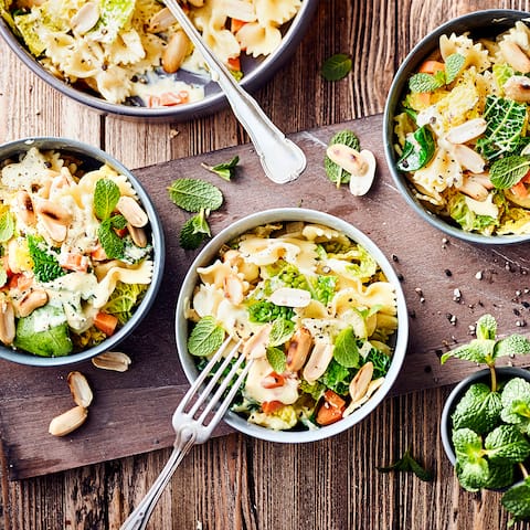 Eine Alternative zur klassischen Variante und genau das Richtige für den nächsten Grillabend ist unser Curry-Nudelsalat mit Möhren, Babyspinat und Erdnüssen. 