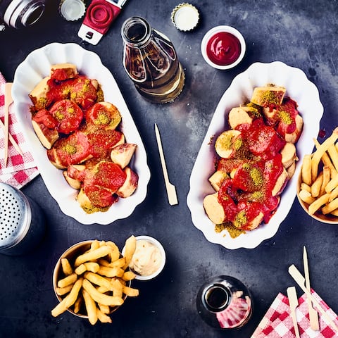Currywurst extra scharf oder doch etwas milder? Gestalten Sie Ihre Wurst jetzt so, wie Sie es am liebsten mögen. Das Geheimnis liegt in der Sauce und dem selbstgemachten Currypulver.