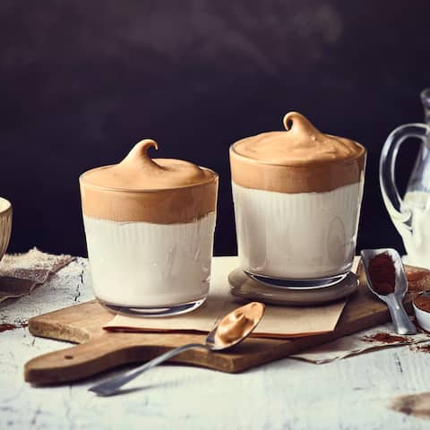 Nur wenige Schritte und Zutaten und schon haben Sie eine köstliche Kaffee-Spezialität für zuhause: Unser Rezept für Dalgona Coffee.
