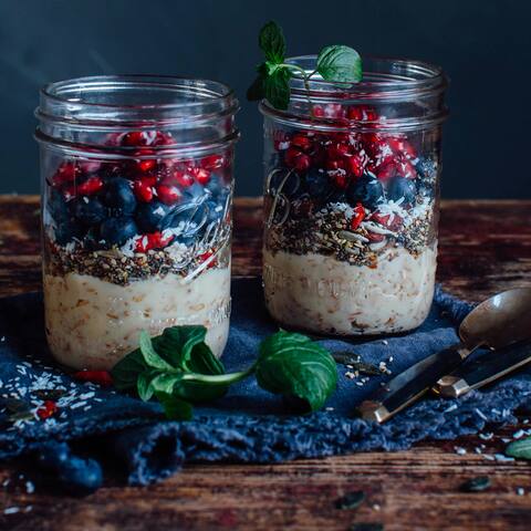 Dinkel-Cashew-PorridgeUnser Porridge ist nicht nur super lecker, sondern kommt auch ganz ohne tierische Zutaten aus. Wir bereiten das Dinkel-Chashew-Porridge mit Haselnuss- oder alternativ Hafermilch zu und garnieren es mit frischen Beeren und Granatapfelkernen. 