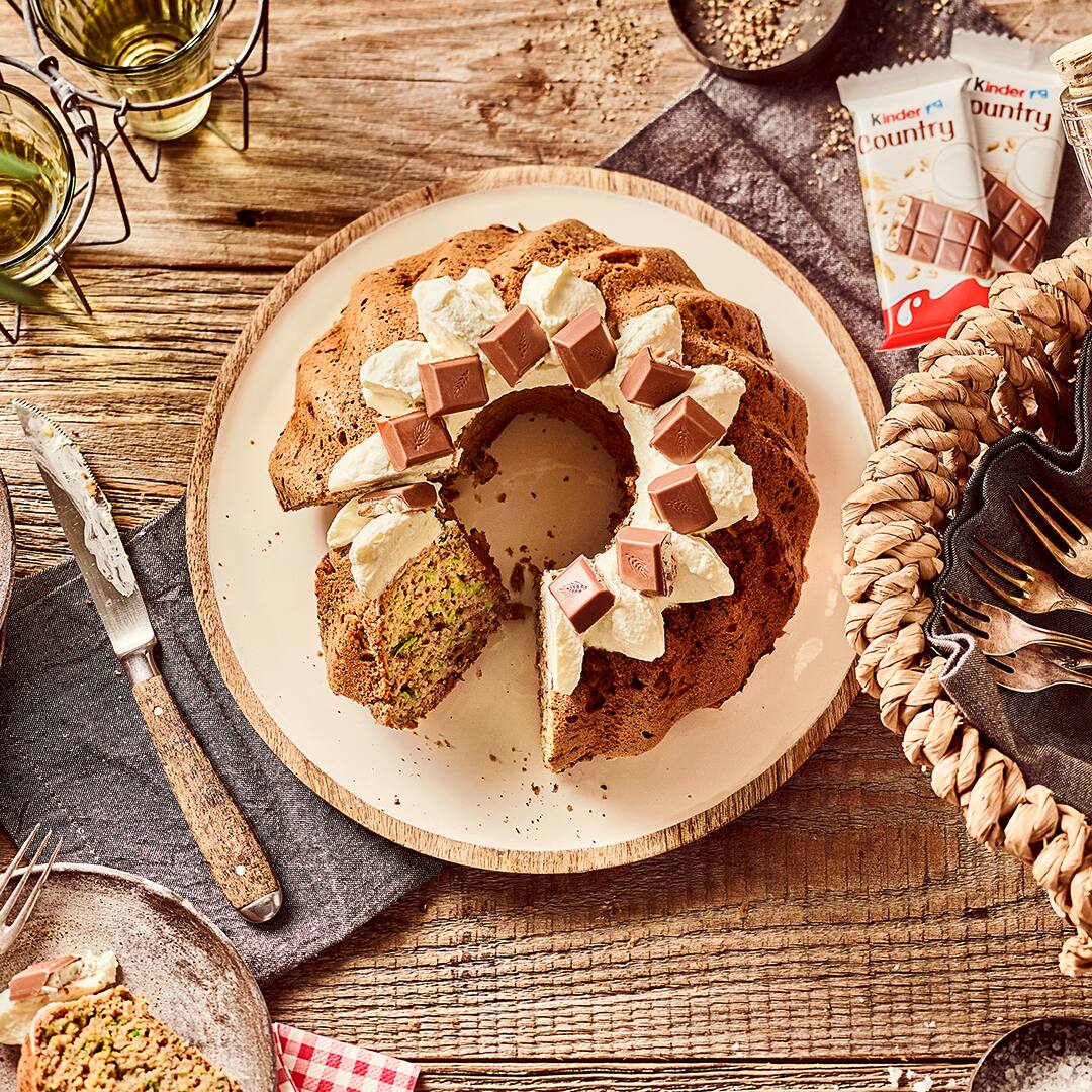 Dinkel-Mandel-Gugelhupf mit kinder Country