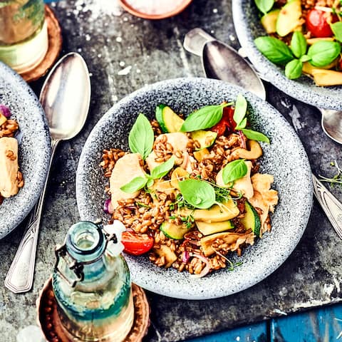 Unser Rezept für Dinkelrisotto ist pikant und vollwertig: Mit Zucchini, zarter Hühnerbrust, getrockneten Tomaten und deftigem Bergkäse – probieren Sie es aus!