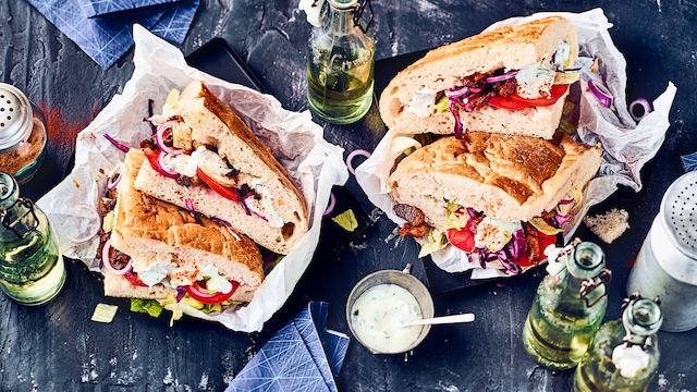 Warum nicht einfach einmal selbstgemacht? Klassischer Döner mit Kebabfleisch im Fladenbrot. Dazu Rot- und Weißkrautsalat und selbstgemachte Knoblauchsoße. 