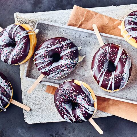 Ein absolutes Party-Highlight sind diese selbstgemachten Donuts am Stiel. Hier freut sich jeder aufs Abbeißen!